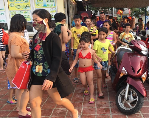 Đà Nẵng: Nắng nóng, người dân ùn ùn kéo nhau ra biển hạ nhiệt - Ảnh 1