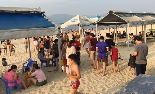 Đà Nẵng: Nắng nóng, người dân ùn ùn kéo nhau ra biển hạ nhiệt - Ảnh 2