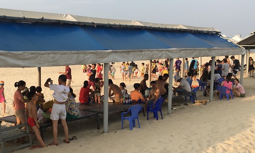 Đà Nẵng: Nắng nóng, người dân ùn ùn kéo nhau ra biển hạ nhiệt - Ảnh 3