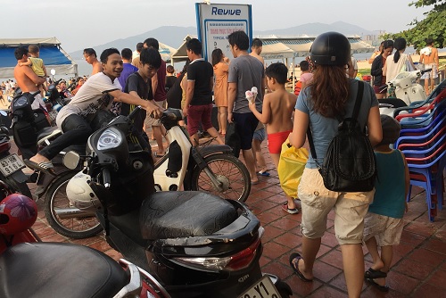 Đà Nẵng: Nắng nóng, người dân ùn ùn kéo nhau ra biển hạ nhiệt - Ảnh 4
