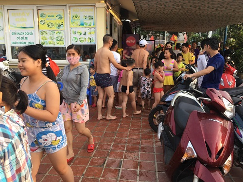 Đà Nẵng: Nắng nóng, người dân ùn ùn kéo nhau ra biển hạ nhiệt - Ảnh 5