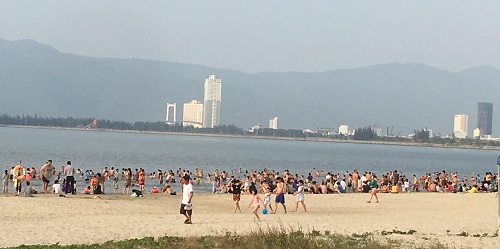 Đà Nẵng: Nắng nóng, người dân ùn ùn kéo nhau ra biển hạ nhiệt - Ảnh 6