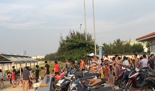 Đà Nẵng: Nắng nóng, người dân ùn ùn kéo nhau ra biển hạ nhiệt - Ảnh 7