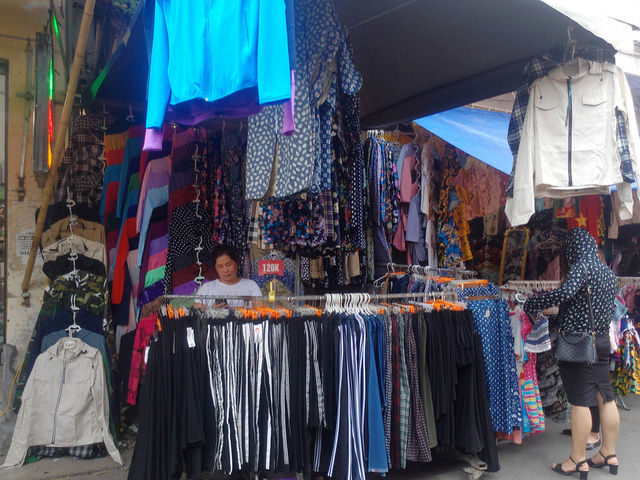  Một quầy hàng thời trang chống nắng phủ kín lối đi tại chợ Nhà Xanh. Ảnh: Bảo Loan 