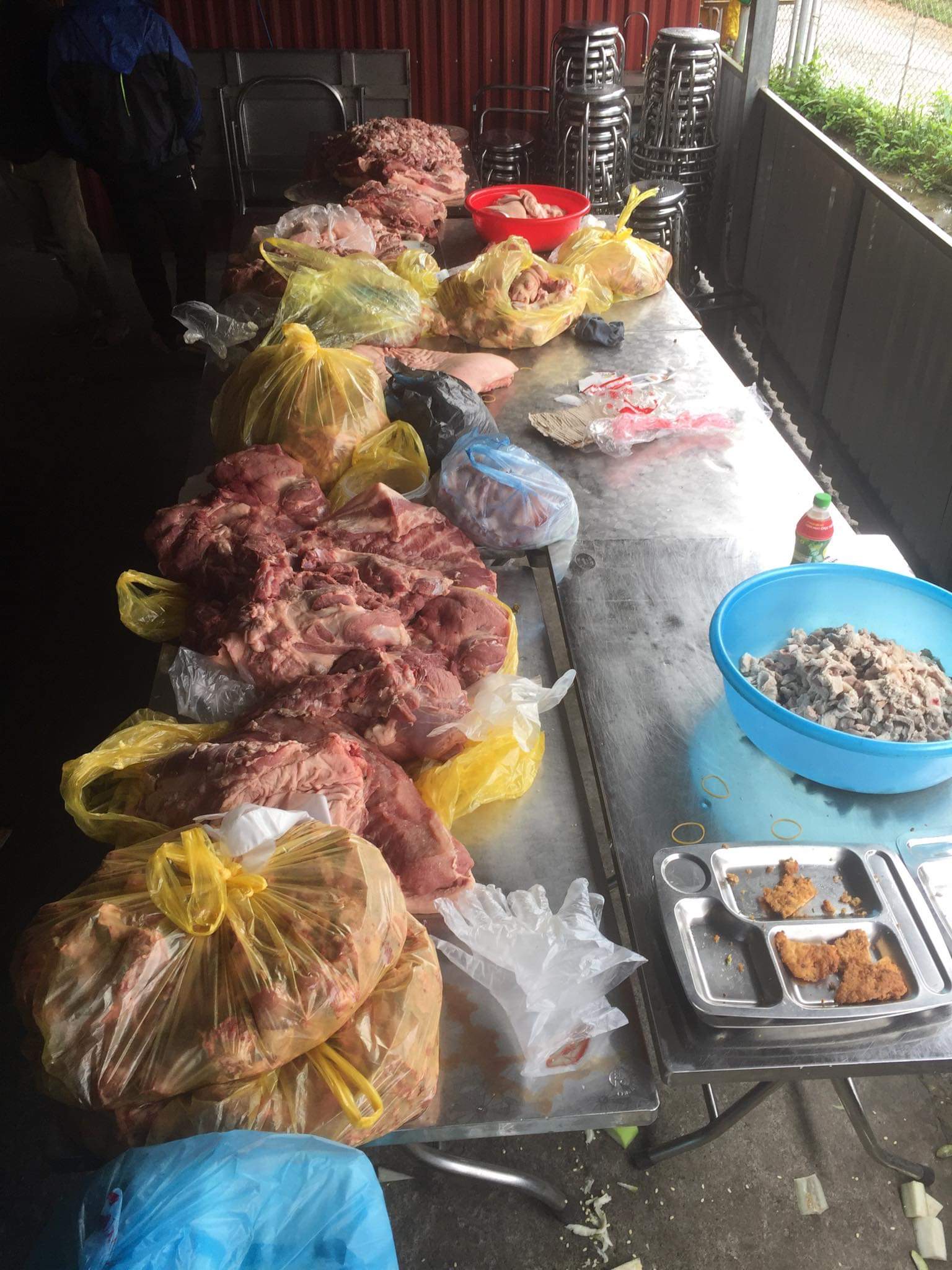 Gần 300kg thịt lợn được mua để chuẩn bị 1200 suất cơm cho các em học sinh trên địa bàn xã Thanh Kim - huyện Sapa sau đó đã phải tiêu hủy vì không đảm bảo VSATTP