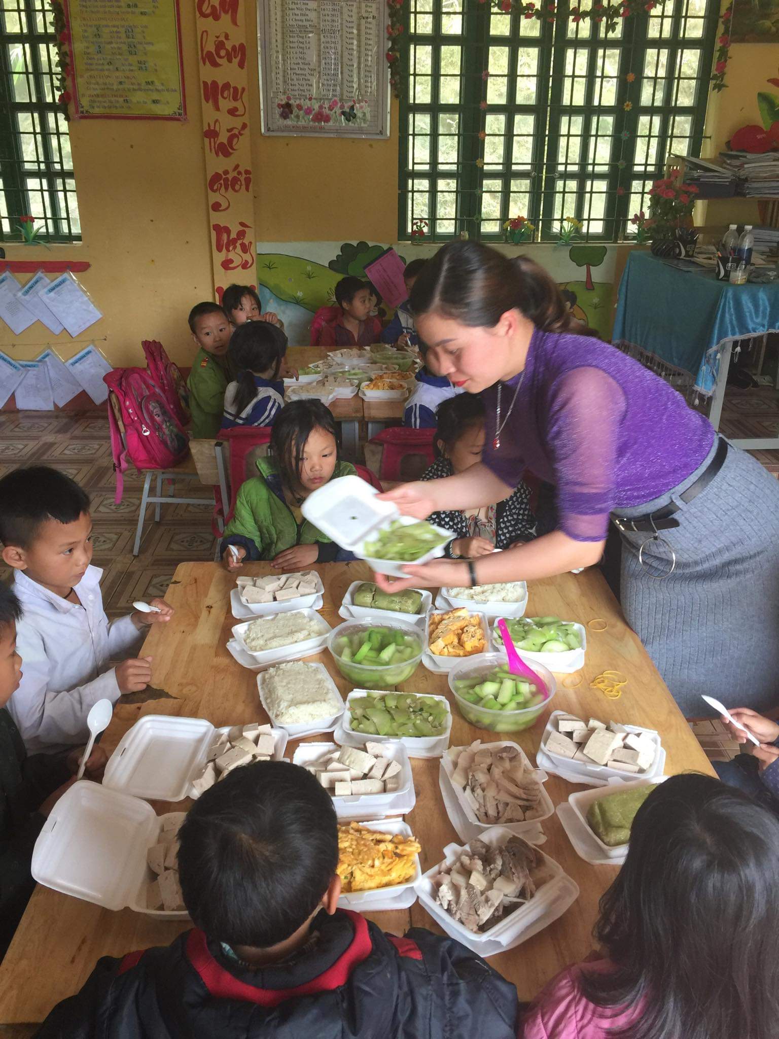 Nhóm thiện nguyện sau đó đã tiếp tục mua thực phẩm mới và nấu ăn cho các em học sinh.