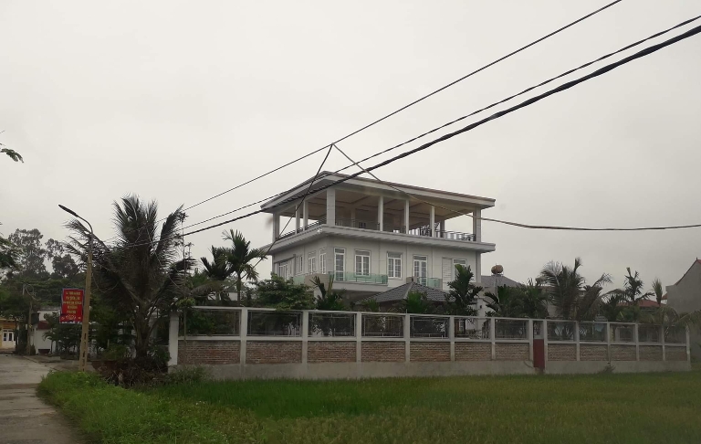 Khu nhà nằm trên 1.178m2 đất trồng lúa và chưa được cấp phép xây dựng