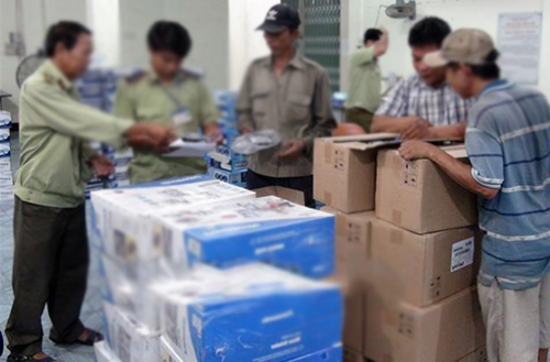 Phú Yên: Phát hiện hàng trăm thùng sữa hiệu Glucerna, Ensure không rõ nguồn gốc - Ảnh 1