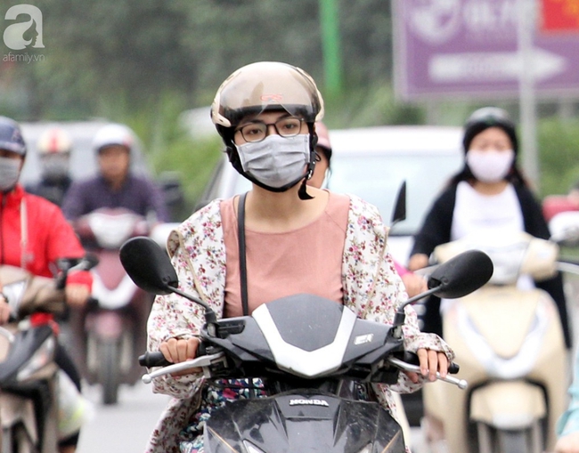 Hà Nội: Gió lạnh bất ngờ xuất hiện khiến nhiệt độ giảm mạnh, người dân quàng khăn, mặc áo rét ra đường - Ảnh 12.