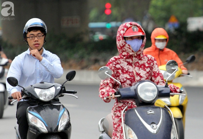 Hà Nội: Gió lạnh bất ngờ xuất hiện khiến nhiệt độ giảm mạnh, người dân quàng khăn, mặc áo rét ra đường - Ảnh 6.