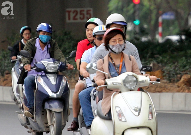 Hà Nội: Gió lạnh bất ngờ xuất hiện khiến nhiệt độ giảm mạnh, người dân quàng khăn, mặc áo rét ra đường - Ảnh 7.