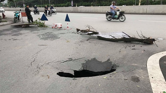 Hố tử thần sâu 2m bất ngờ xuất hiện trên đường phố Hà Nội