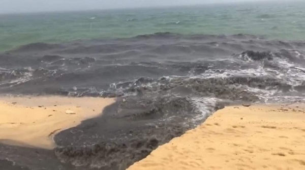 Hình ảnh dòng nước đen đổ thẳng ra biển Phú Quốc. (Ảnh chụp màn hình)