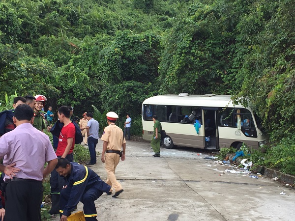 Xe du lịch đâm vào vách đá trên Bạch Mã, nhiều du khách nước ngoài bị thương - Ảnh 1
