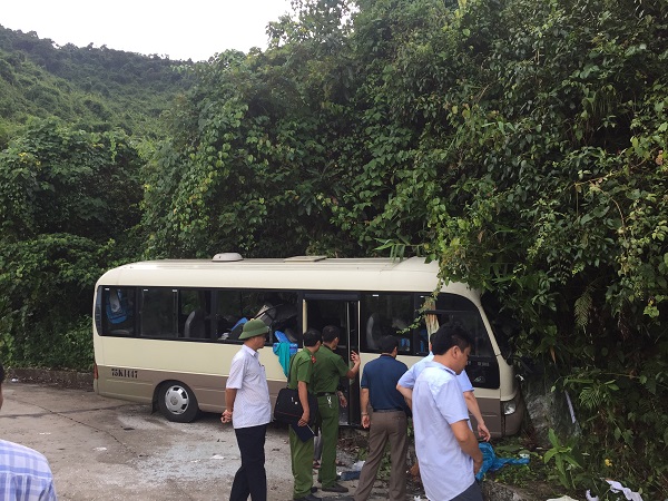 Xe du lịch đâm vào vách đá trên Bạch Mã, nhiều du khách nước ngoài bị thương - Ảnh 2