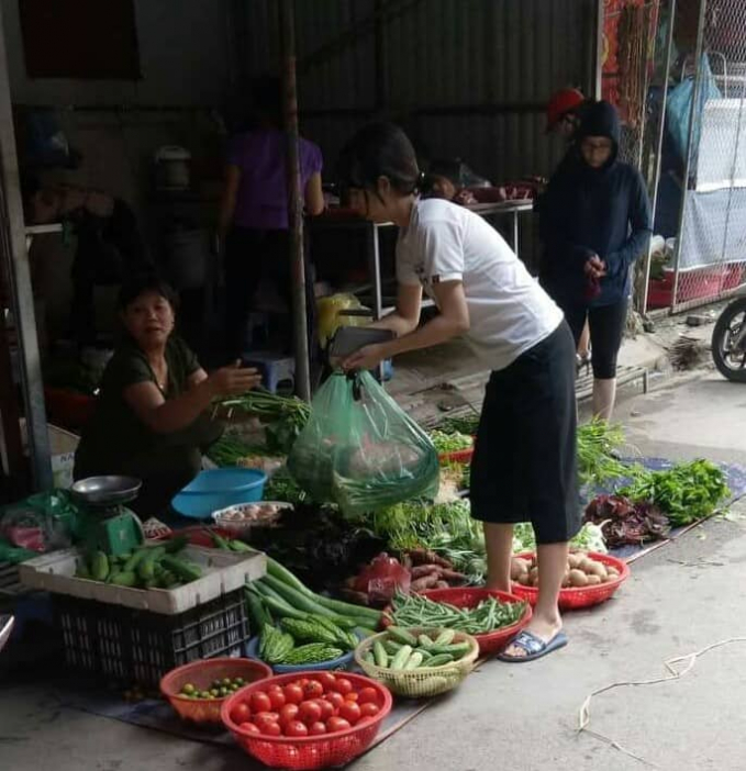 Giá thực phẩm tại chợ Phùng Khoang tăng mạnh. Ảnh: Lương Minh