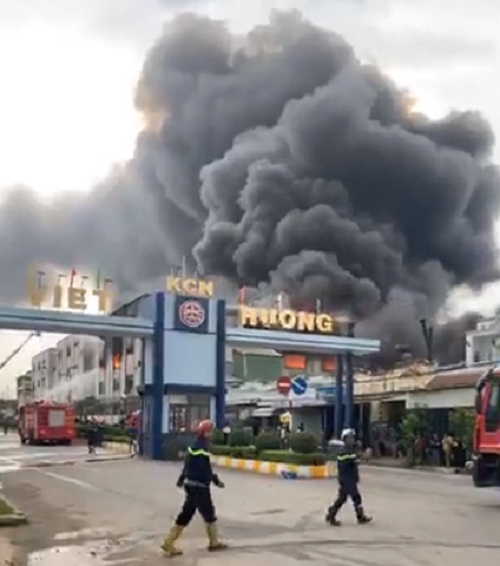 Bình Dương: Đang cháy lớn trong khu công nghiệp, nhiều công nhân tháo chạy tán loạn - Ảnh 1