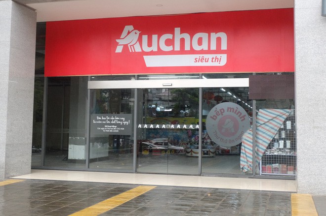 Người dân đổ xô đi vét hàng, siêu thị Auchan ở Hà Nội tan hoang trước ngày đóng cửa - Ảnh 1.