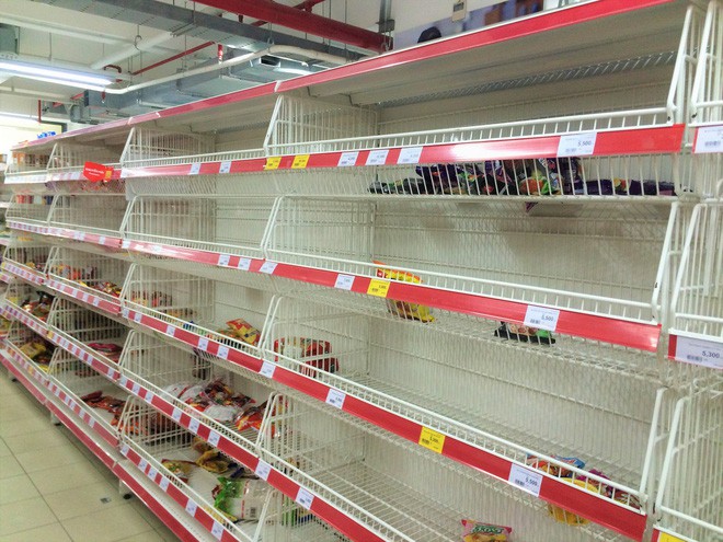 Người dân đổ xô đi vét hàng, siêu thị Auchan ở Hà Nội tan hoang trước ngày đóng cửa - Ảnh 10.
