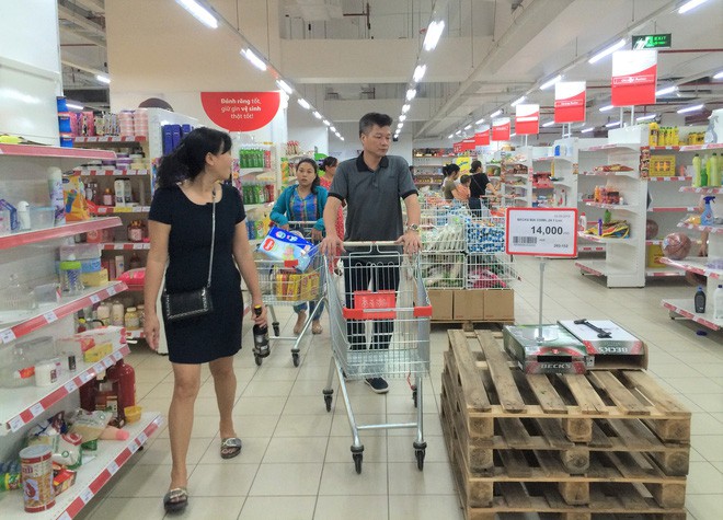 Người dân đổ xô đi vét hàng, siêu thị Auchan ở Hà Nội tan hoang trước ngày đóng cửa - Ảnh 15.