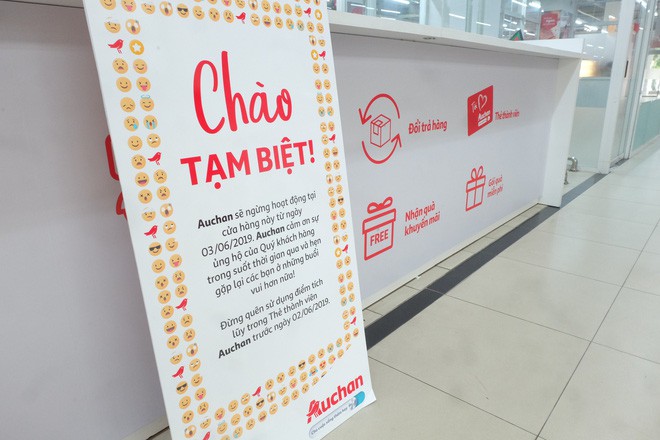 Người dân đổ xô đi vét hàng, siêu thị Auchan ở Hà Nội tan hoang trước ngày đóng cửa - Ảnh 2.