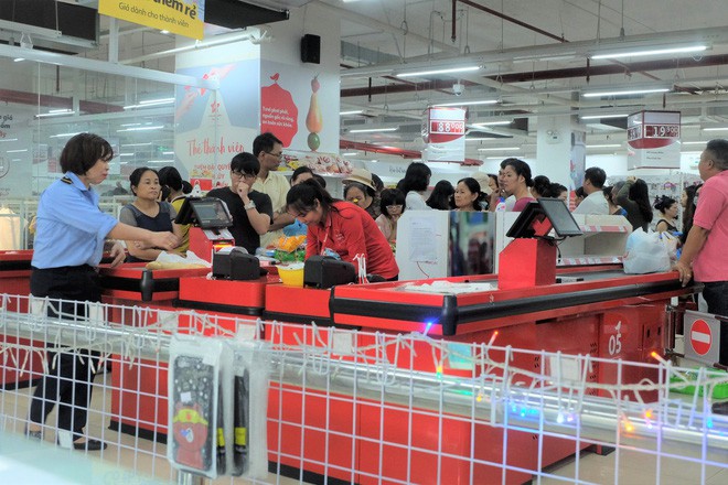 Người dân đổ xô đi vét hàng, siêu thị Auchan ở Hà Nội tan hoang trước ngày đóng cửa - Ảnh 3.