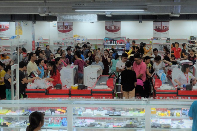 Người dân đổ xô đi vét hàng, siêu thị Auchan ở Hà Nội tan hoang trước ngày đóng cửa - Ảnh 4.