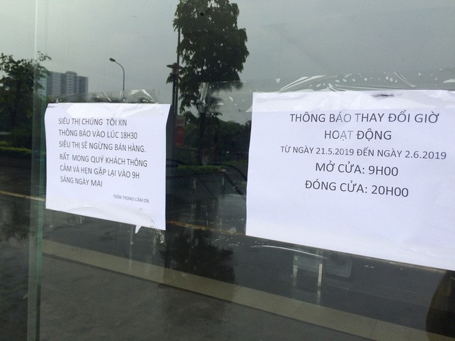 Người dân đổ xô đi vét hàng, siêu thị Auchan ở Hà Nội tan hoang trước ngày đóng cửa - Ảnh 6.