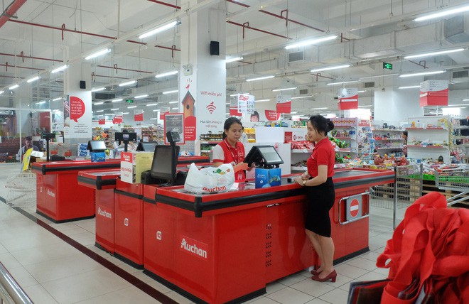 Người dân đổ xô đi vét hàng, siêu thị Auchan ở Hà Nội tan hoang trước ngày đóng cửa - Ảnh 7.