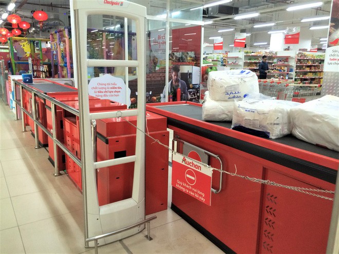 Người dân đổ xô đi vét hàng, siêu thị Auchan ở Hà Nội tan hoang trước ngày đóng cửa - Ảnh 8.