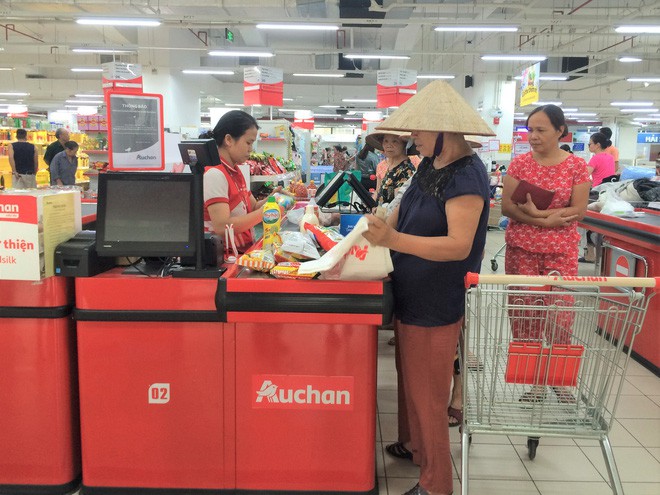 Người dân đổ xô đi vét hàng, siêu thị Auchan ở Hà Nội tan hoang trước ngày đóng cửa - Ảnh 9.