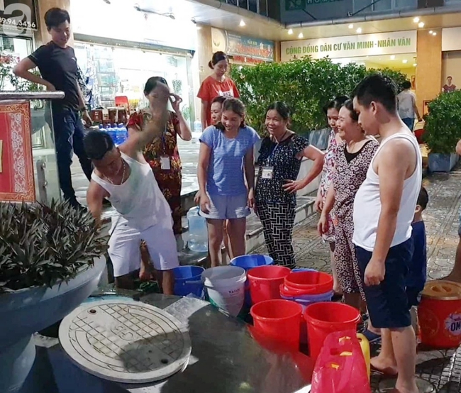 chuyện lạ giữa Hà Nội: Xếp hàng như thời bao cấp xin từng xô nước giữa ngày hè nóng nựcbr class=