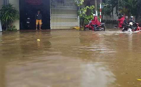Lâm Đồng: Nhiều tuyến đường ngập nặng sau cơn mưa - Ảnh 1