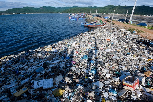 Lần đầu tiên có triển lãm về rác thải nhựa: “Hãy cứu biển” Việt Nam - Ảnh 1