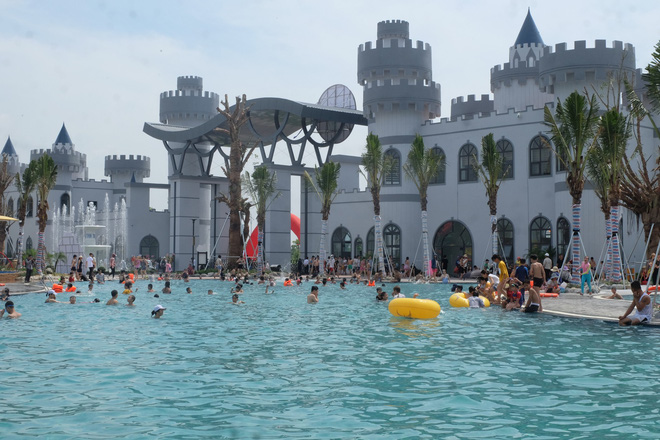 Giữa cao điểm nắng nóng, người dân đổ xô đến công viên nước lớn nhất Hà Nội - Ảnh 2.