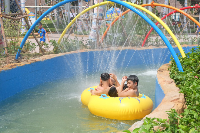 Giữa cao điểm nắng nóng, người dân đổ xô đến công viên nước lớn nhất Hà Nội - Ảnh 5.
