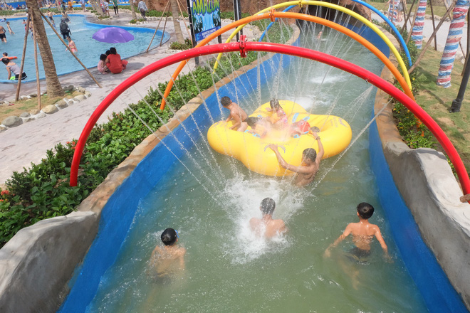 Giữa cao điểm nắng nóng, người dân đổ xô đến công viên nước lớn nhất Hà Nội - Ảnh 8.