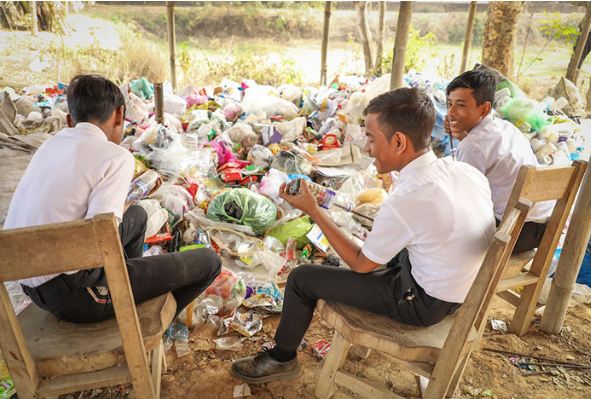 Trường học nhận rác thải nhựa thay cho học phí