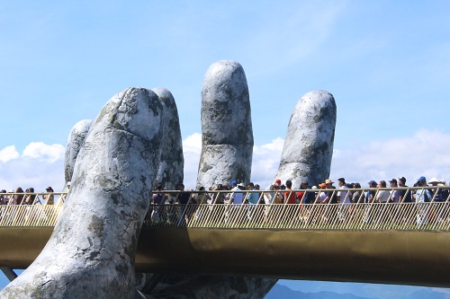 Đà Nẵng: Đông nghịt du khách trên đỉnh Bà Nà - Ảnh 11