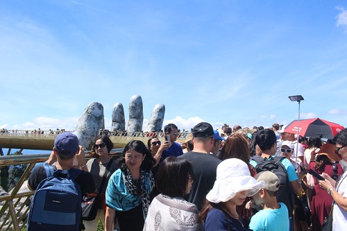 Đà Nẵng: Đông nghịt du khách trên đỉnh Bà Nà - Ảnh 4