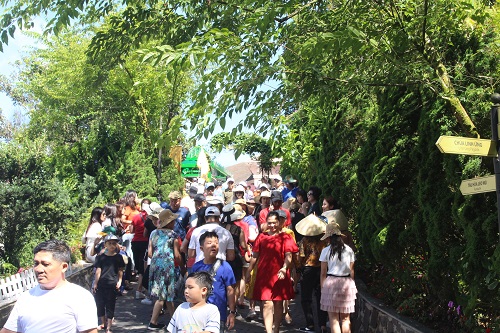 Đà Nẵng: Đông nghịt du khách trên đỉnh Bà Nà - Ảnh 6