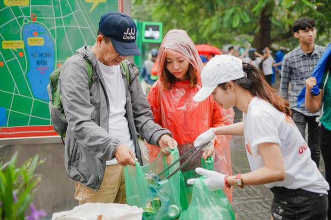 Người dân và khách du lịch tham gia gom rác, phân loại rác quanh khu vực Hồ Hoàn Kiếm. Ảnh: TL