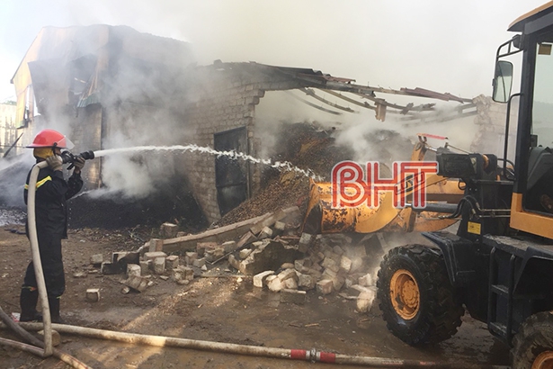 Cháy lớn tại xưởng chế biến chứa hơn 400 tấn lạc ở Hà Tĩnh - Ảnh 3