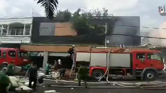 Cháy lớn ở 2 công ty và nhà dân, nhiều người hoảng hốt tháo chạy