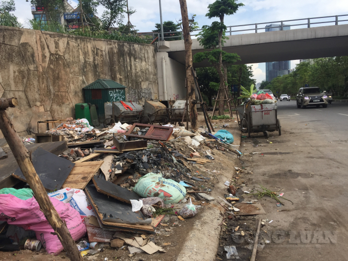 Dưới chân cầu vượt Hoàng Hoa Thám - Văn Cao rác thải các loại được vứt tràn lan