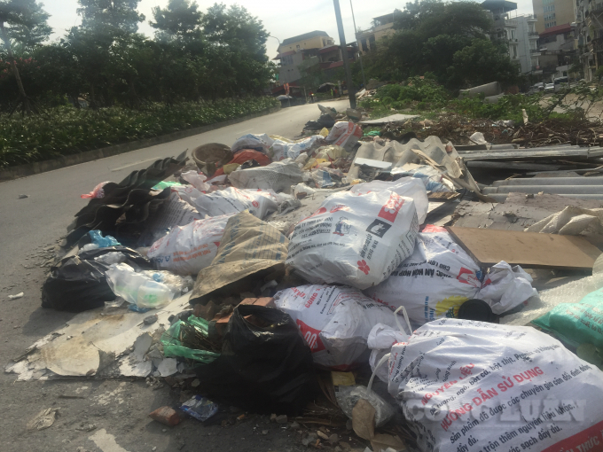 Đoạn đường dốc từ Văn Cao dẫn lên đường Hoàng Hoa Thám cũng xuất hiện những đống rác lớn, tràn đầy ra cả lòng đường gây mất an toàn giao thông
