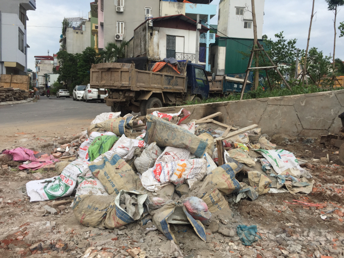 Phế thải, rác thải xây dựng với nhiều bao tải lớn bé xuất hiện khắp nơi