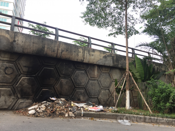 Thậm chí chân cầu vượt còn trở thành nơi đốt rác, ảnh hưởng nghiêm trọng đến kết cấu cây cầu