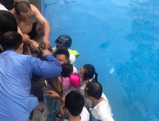 Hà Nội: Giải cứu thành công bé gái 4 tuổi bị kẹt tay vào ống hút cặn bể bơi - Ảnh 1