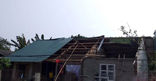 Bình Thuận: Mưa lớn và lốc xoáy làm tốc mái nhiều nhà dân - Ảnh 1